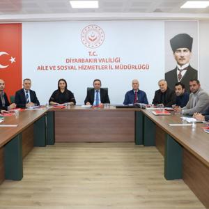 İl Müdürümüz Sayın Aydın POLAT başkanlığında; il müdür yardımcılarımız, şube müdürlerimiz ve sosyal hizmet merkezi müdürlerimizin katılımıyla yıl sonu istişare ve değerlendirme toplantısı gerçekleştirilmiştir. - fotoğraf 1
