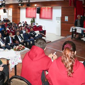 2025 Aile Yılı kapsamında Eğil ilçemizde, liseli öğrencilerimize yönelik olarak yürütülen “Eğil Ailece Okuyor” projesi çerçevesinde düzenlenen Liseler Arası Bilgi Yarışması gerçekleştirildi. - fotoğraf 5