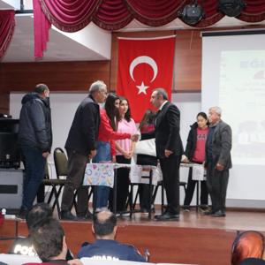 2025 Aile Yılı kapsamında Eğil ilçemizde, liseli öğrencilerimize yönelik olarak yürütülen “Eğil Ailece Okuyor” projesi çerçevesinde düzenlenen Liseler Arası Bilgi Yarışması gerçekleştirildi. - fotoğraf 6