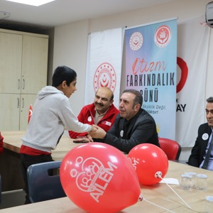 İl Müdürümüz Sayın Aydın Polat,Kızılay tarafından otizmli çocuklarımız ve ailelerine yönelik düzenlenen yemekte bir araya geldiler. - fotoğraf 3