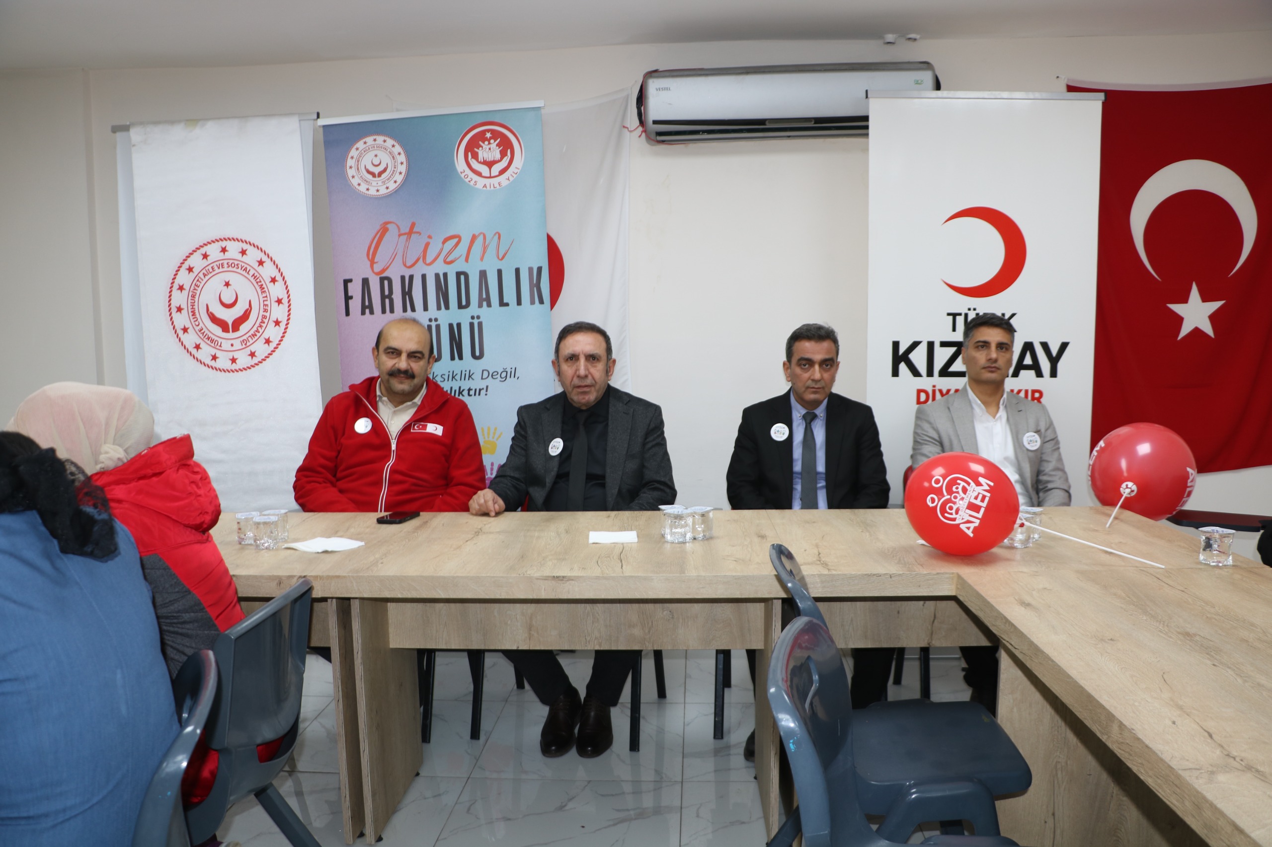 İl Müdürümüz Sayın Aydın Polat,Kızılay tarafından otizmli çocuklarımız ve ailelerine yönelik düzenlenen yemekte bir araya geldiler.