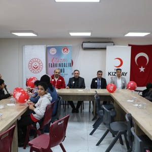 İl Müdürümüz Sayın Aydın Polat,Kızılay tarafından otizmli çocuklarımız ve ailelerine yönelik düzenlenen yemekte bir araya geldiler. - fotoğraf 4