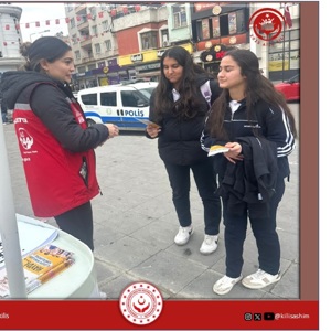 İl Müdürlüğümüz ve bağlı kuruluşumuz Sosyal Hizmet Merkezi Müdürlüğü Personellerimiz Cumhuriyet Meydanında Dijital Dünyada Çocuk Hakları Sözleşmesi ile ilgili vatandaşlara bilgi verdiler. - fotoğraf 3