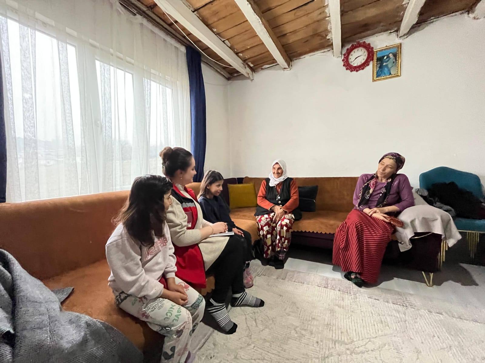 Alaca Sosyal Hizmet Merkezi Müdürlüğü tarafından Sosyal ve Ekonomik Destek Hizmeti (SED) kapsamında desteklenen ve 4 ve üzeri çocuğu bulunan ailelere yönelik hane ziyaretleri gerçekleştirildi.