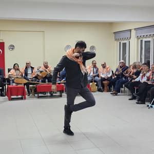 Huzurevinde Şiir, Söyleşi ve Türkü Dolu Anlamlı Etkinlik Gerçekleştirildi - fotoğraf 1