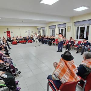 Huzurevinde Şiir, Söyleşi ve Türkü Dolu Anlamlı Etkinlik Gerçekleştirildi - fotoğraf 3