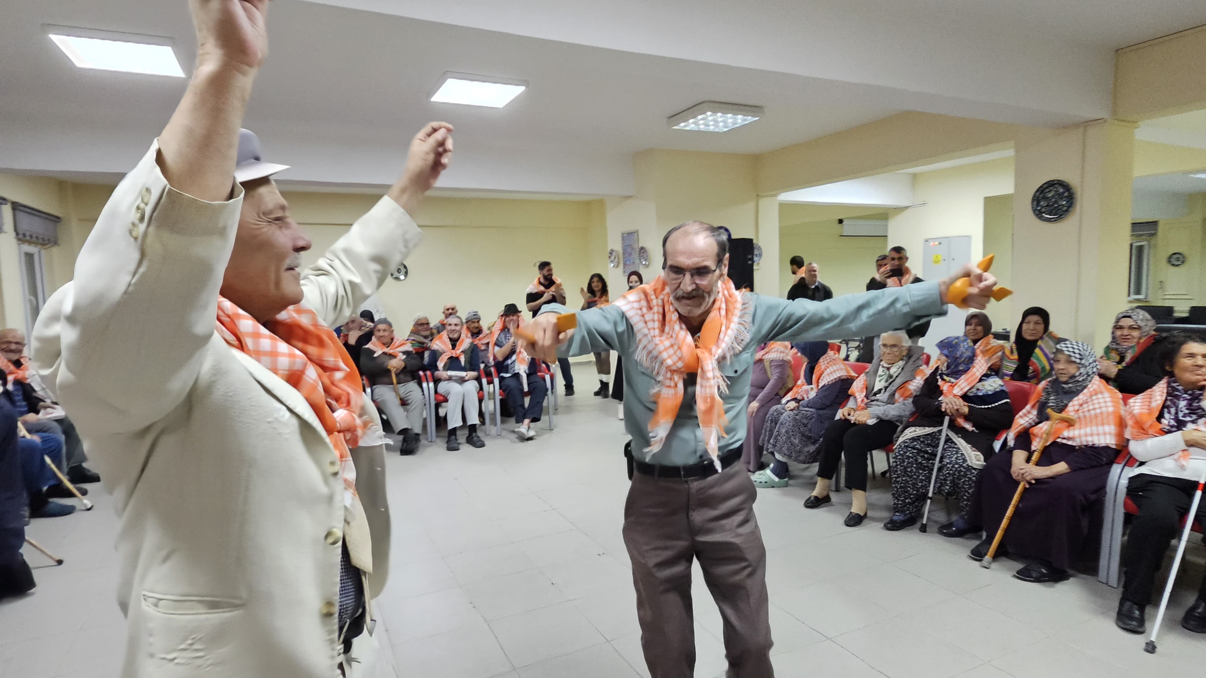 Huzurevinde Şiir, Söyleşi ve Türkü Dolu Anlamlı Etkinlik Gerçekleştirildi