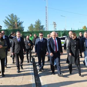 “Valimiz Sayın Murat Zorluoğlu, Vali yardımcılarımız, İl Müdürümüz Aydın Polat, ve teknik ekipler, Sosyal Hizmet Kampüsümüzün geçici kabul sürecine ilişkin incelemelerde bulunmak üzere sahada ziyaret gerçekleştirdi.” - fotoğraf 3