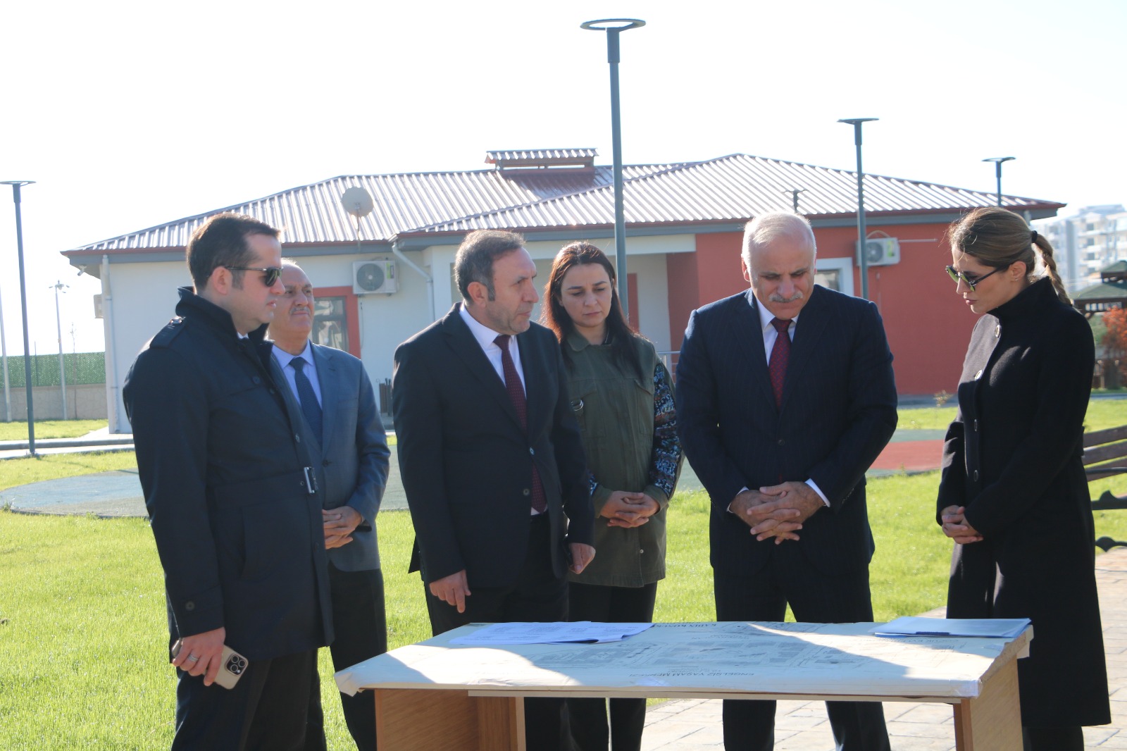 “Valimiz Sayın Murat Zorluoğlu, Vali yardımcılarımız, İl Müdürümüz Aydın Polat, ve teknik ekipler, Sosyal Hizmet Kampüsümüzün geçici kabul sürecine ilişkin incelemelerde bulunmak üzere sahada ziyaret gerçekleştirdi.”