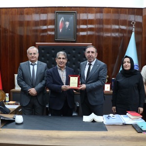 İl Müdürümüz Aydın Polat tarafından Dicle Üniversitesi Prof. Dr. Vahap Özpolat ve Doç. Dr. Zuhal Akmeşe’ye teşekkür plaketi takdim edildi. - fotoğraf 1