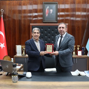 İl Müdürümüz Aydın Polat tarafından Dicle Üniversitesi Prof. Dr. Vahap Özpolat ve Doç. Dr. Zuhal Akmeşe’ye teşekkür plaketi takdim edildi. - fotoğraf 2