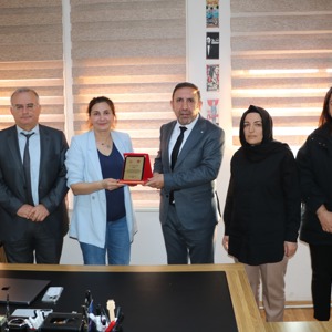 İl Müdürümüz Aydın Polat tarafından Dicle Üniversitesi Prof. Dr. Vahap Özpolat ve Doç. Dr. Zuhal Akmeşe’ye teşekkür plaketi takdim edildi. - fotoğraf 3