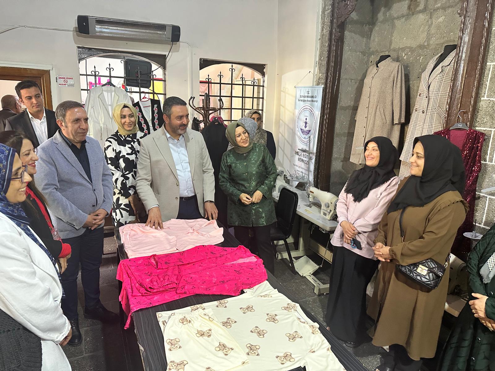 Genel Müdürümüz Sayın Muharrem KURT, İl Müdürümüz Aydın POLAT ile birlikte Ziya Gökalp ÇATOM’u ziyaret ederek kadınlarımızın el emeği göz nuru ürünlerini ve geri dönüşüm malzemelerinden hazırladıkları özgün çalışmaları inceledi.
