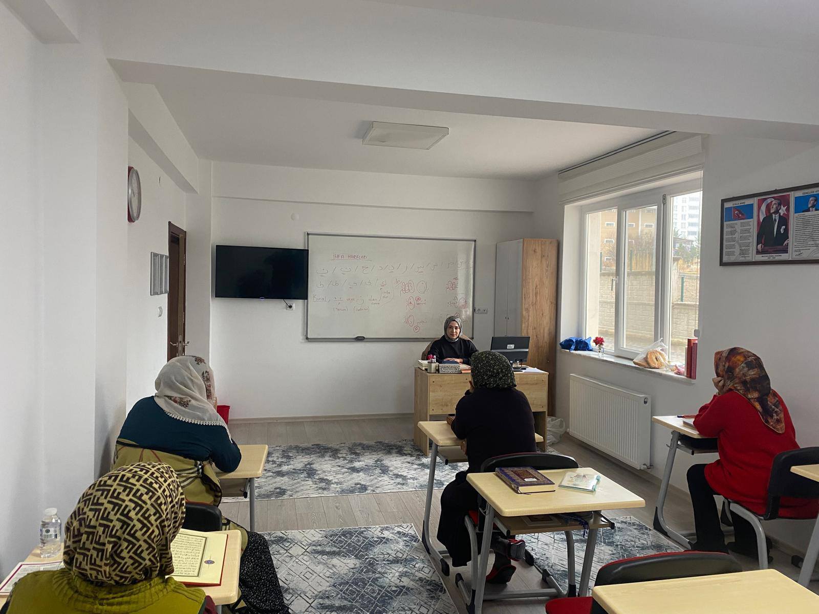 Hacı Asım ve Nezahat Atabilen Kuran Kursundaki Kursiyerlere Yönelik Eğitim 