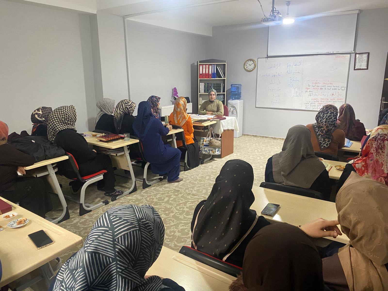 Hacı Nihal Kuran kursundaki kursiyerlere yönelik eğitim 