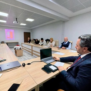 Nevşehir Aile ve Sosyal Hizmetler İl Müdürümüz Mahmut Selçuk başkanlığında, il müdür yardımcılarımız şube müdürlerimiz kuruluş müdürlerimizin katılımıyla 2025 yıl sonu istişare toplantısı gerçekleştirilmiştir. - fotoğraf 2