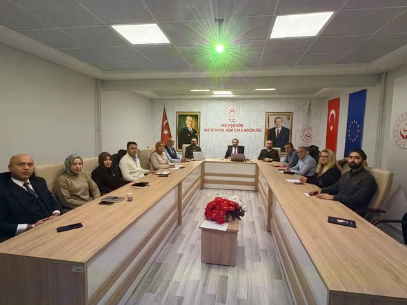 Nevşehir Aile ve Sosyal Hizmetler İl Müdürümüz Mahmut Selçuk başkanlığında, il müdür yardımcılarımız şube müdürlerimiz kuruluş müdürlerimizin katılımıyla 2025 yıl sonu istişare toplantısı gerçekleştirilmiştir.
