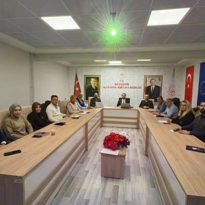 Nevşehir Aile ve Sosyal Hizmetler İl Müdürümüz Mahmut Selçuk başkanlığında, il müdür yardımcılarımız şube müdürlerimiz kuruluş müdürlerimizin katılımıyla 2025 yıl sonu istişare toplantısı gerçekleştirilmiştir. - fotoğraf 1