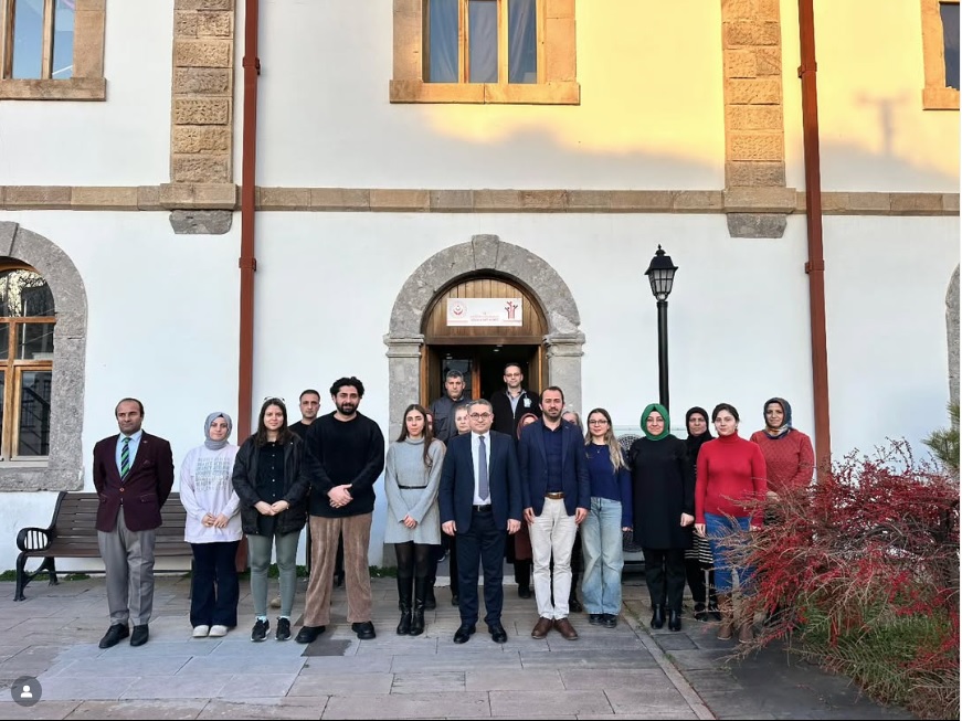 İl Müdürümüz Sayın Adem YÜCEL, Merzifon Sosyal Hizmet Merkezi Müdürlüğümüzü ziyaret ederek çalışma arkadaşlarımızla bir araya geldi.