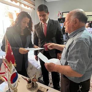 İl Müdürümüz Kamil Tüylüoğlu, Kore Gazimiz Kamil Başer’i hanesinde ziyaret ederek kendisine hizmetleri ve fedakârlıkları dolayısıyla teşekkürlerini iletti. - fotoğraf 2