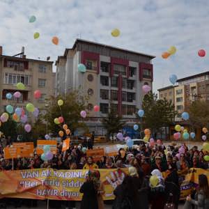 Van’da 25 Kasım Kadına Yönelik Şiddetle Mücadele ve Dayanışma Günü - fotoğraf 2