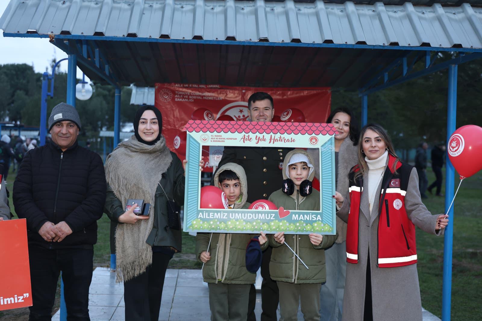 Alaşehir’de Bedelli Erlerin Yemin Töreninde Aile Yılı Tanıtım Standı Açıldı