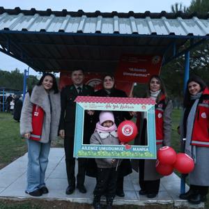 Alaşehir’de Bedelli Erlerin Yemin Töreninde Aile Yılı Tanıtım Standı Açıldı - fotoğraf 6