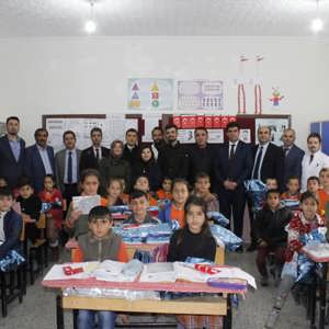 Erciş’te Minik Kalplar Üşümesin Diye Çatakdibi İlkokulu’na Giyim ve kırtasiye Yardımı Yapıldı - fotoğraf 1