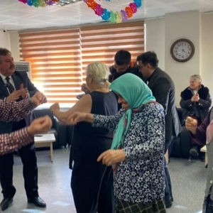 Gerze Huzurevi’nde Yıl Sonu Eğlencesi - fotoğraf 4