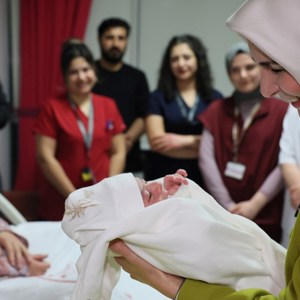 Bakanımız Göktaş'tan Doğum Yapan Annelere "Yeni Yıl" Ziyareti - fotoğraf 1