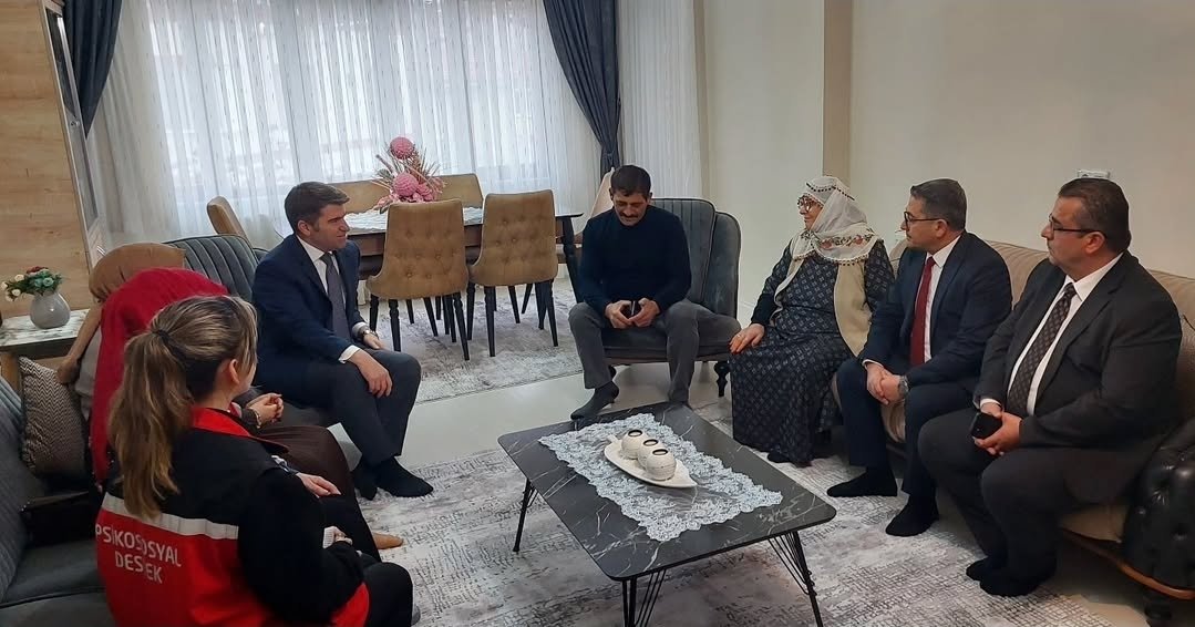 Valimiz Sayın Önder BAKAN ile Eşi Sayın Elif BAKAN Hanımefendi, Şehidimiz Veteriner Uzman Çavuş Hüsamettin GÖKÇE'nin kıymetli ailesini ziyaret ettiler.