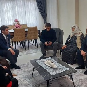 Valimiz Sayın Önder BAKAN ile Eşi Sayın Elif BAKAN Hanımefendi, Şehidimiz Veteriner Uzman Çavuş Hüsamettin GÖKÇE'nin kıymetli ailesini ziyaret ettiler. - fotoğraf 2