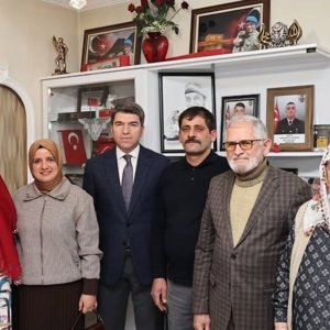 Valimiz Sayın Önder BAKAN ile Eşi Sayın Elif BAKAN Hanımefendi, Şehidimiz Veteriner Uzman Çavuş Hüsamettin GÖKÇE'nin kıymetli ailesini ziyaret ettiler. - fotoğraf 1