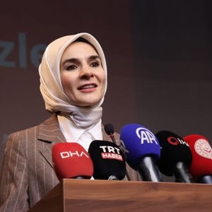 Aile ve Sosyal Hizmetler Bakanımız Mahinur Özdemir Göktaş Hacı Bektaş-ı Veli'nin şehri, Kapadokya'nın merkezi Nevşehir'de Alevi-Bektaşi Kültür ve Cemevi Başkanlığı tarafından düzenlenen Ailede Kadıncık Ana İzleri Paneli'ne katıldı. - fotoğraf 1