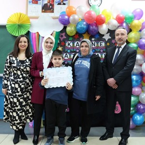 Bakanımız Göktaş, babası Pençe-Kilit Harekatı'nda şehit olan öğrencinin karne törenine katıldı - fotoğraf 1