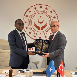 SOMALİ FEDERAL CUMHURİYETİ ÇALIŞMA VE SOSYAL İŞLER BAKANLIĞI HEYETİ GENEL MÜDÜRLÜĞÜMÜZÜ ZİYARET ETTİ - fotoğraf 3