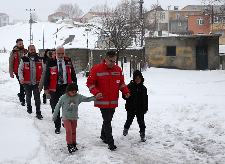 Bitlis’te Aile Sosyal Destek Programı ile Binlerce Haneye Ulaşıldı: “Biz Büyük Bir Aileyiz”