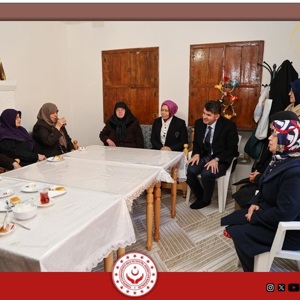 Valimiz Sayın Ömer KALAYLI ve kıymetli eşi Nilgün KALAYLI Hanımefendi , İl Müdürümüz M. Ferdi BOZKURT, İl Müdür Yardımcısı Ali ÇELİK ile birlikte Müdürlüğümüze bağlı hizmet vermekte olan Huzur Konağı'nı kıymetli büyüklerimizi ziyaret etmiştir. - fotoğraf 3