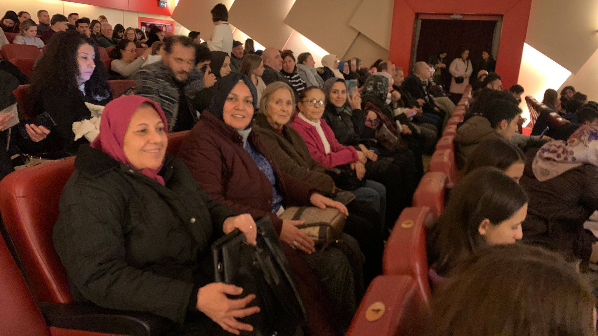 Hasan Öztimur Huzurevimizde kalan kıymetli büyüklerimiz "Süt Kardeşler" isimli oyunu izleyerek keyifli bir akşam geçirdiler