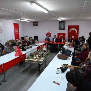  Edirne Valisi Yunus SEZER, Edirne Şehit Aileleri Yardımlaşma ve Dayanışma Derneği'ni Ziyaret Etti. - fotoğraf 3