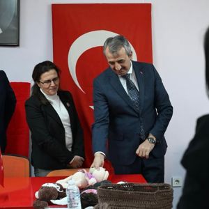  Edirne Valisi Yunus SEZER, Edirne Şehit Aileleri Yardımlaşma ve Dayanışma Derneği'ni Ziyaret Etti. - fotoğraf 1
