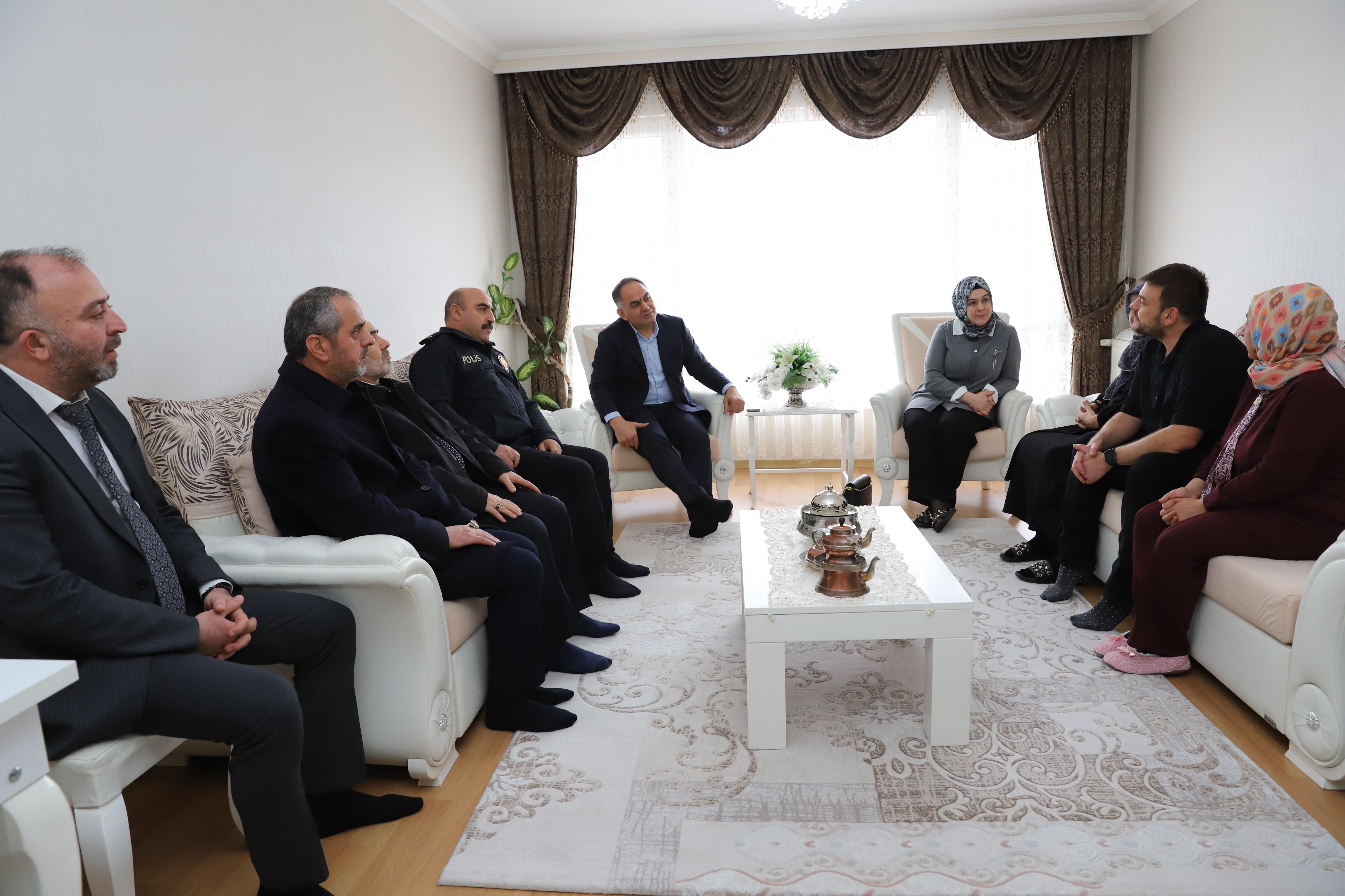 Valimiz Sn. Hüseyin ÇAKIRTAŞ’tan Aziz Şehidimiz Polis Memuru Seyit SARAÇ’ın Ailesine Ziyaret