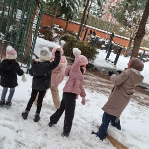 Minik Elleriyle Kartopu Oynayıp ve Kardan Adam Yaptılar - fotoğraf 2