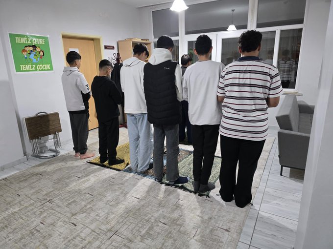 Bingöl Çocuk Evleri Sitesinde bakım hizmeti alan çocuklar Miraç Kandili gecesinde cemaat namazları kılıp, kandil simidi yiyerek Miraç’ın anlam ve önemi üzerine sohbet ettiler.    