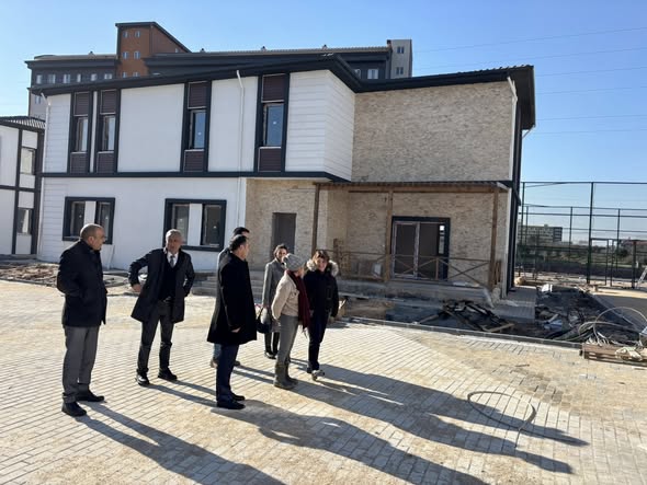 İl Müdürümüz İlkay Türkoğlu, yapımı tamamlanan Çocukevleri Sitesi ile İhtisaslaşmış Çocuk Evleri Sitesi hizmet binalarında yerinde inceledi