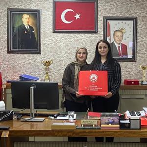 Diyarbakır Çocuk Hakları Komitesi seçimlerini kazanarak İl Kız Temsilcisi olan çocuğumuz, Türkiye genelinde yapılan seçimlerde de büyük bir başarı elde ederek Çocuk Hakları Komiteleri Türkiye Danışma Kurulu’na seçildi. - fotoğraf 1