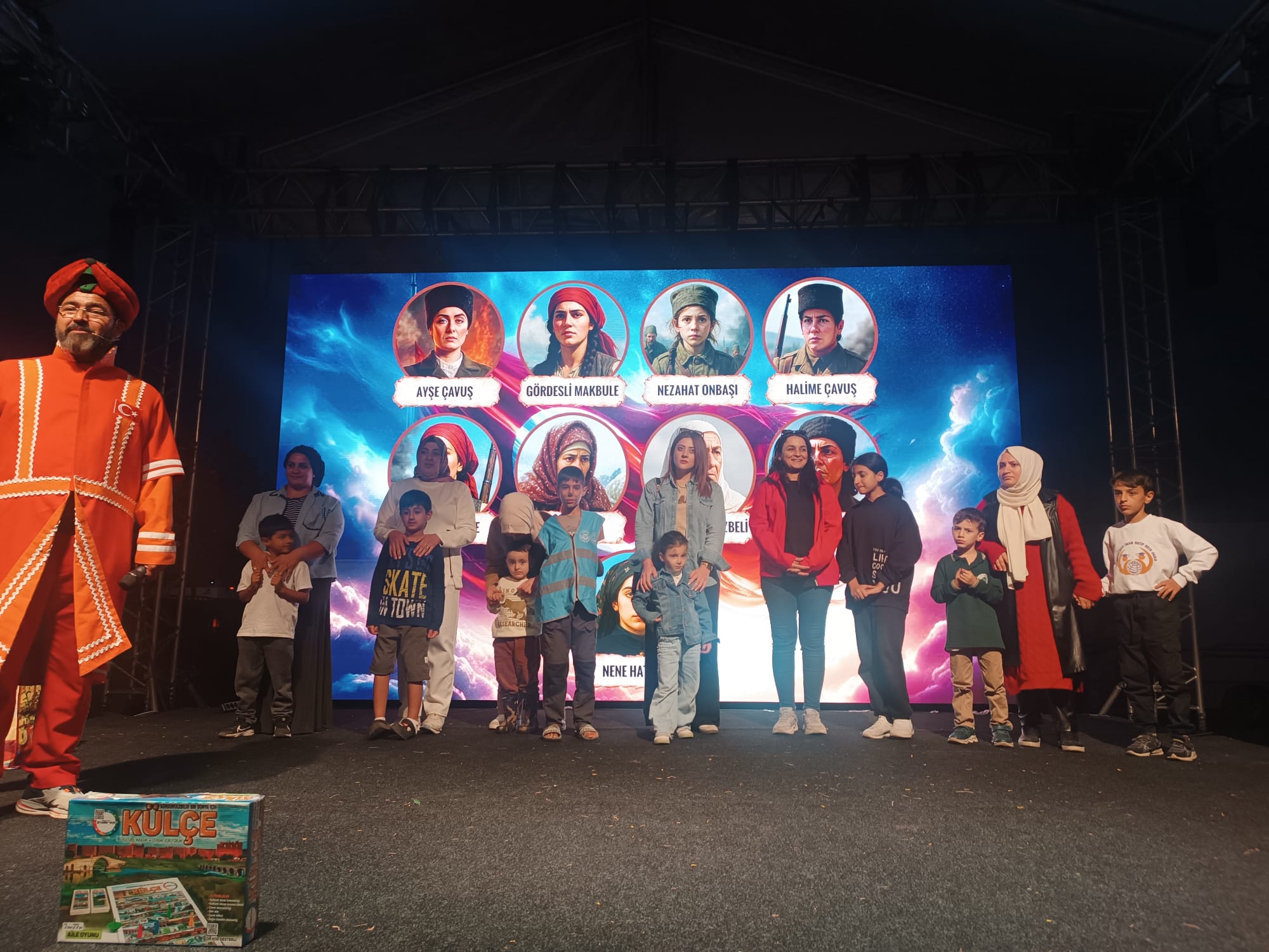 Diyarbakır Kültür Yolu Festivali kapsamında, Çocuk Hakları Komitemize üye çocuklarımız ile birlikte düzenlenen etkinlikte, Hacivat ve Karagöz karakterlerini canlandıran Yazar Adnan Güneş tüm çocuklarımızla sahnede bir araya geldi. Etkinlikte çocuklarımız hem keyifli vakit geçirdiler hem de eğitici ve öğretici bir deneyim yaşadılar.