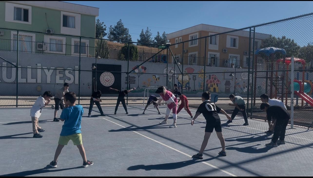 Ayşe Hafsa Sultan Çocuk Evleri Sitesi Müdürlüğümüzden hizmet alan A.S.H. G.S.K. lisanslı sporcu çocuklarımız, hafta sonu gerçekleştirdikleri spor antrenmanlarında hem fiziksel gelişimlerine katkı sağladılar hem de eğlenceli ve keyifli vakit geçirdiler.