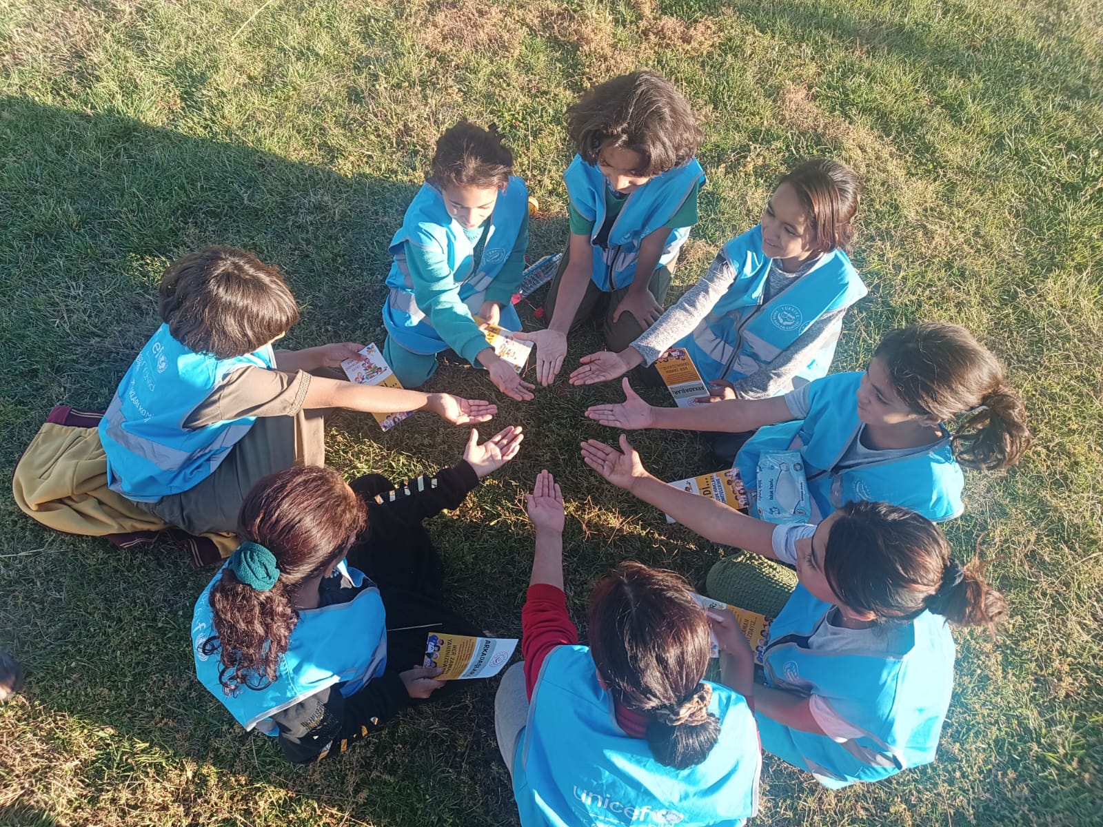 Diyarbakır Kültür Yolu Festivali kapsamında, Çocuk Hakları Komitemize üye çocuklarımızla birlikte açtığımız Çocuk Hakları Standımızda, çocuklarımızın haklarına dair farkındalık oluşturmak amacıyla çeşitli etkinlikler gerçekleştirdik.