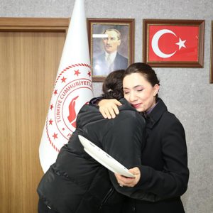 Koruma Altındaki Kızımızdan İl Müdürümüze Anlamlı Çini Tabağı Hediyesi - fotoğraf 1